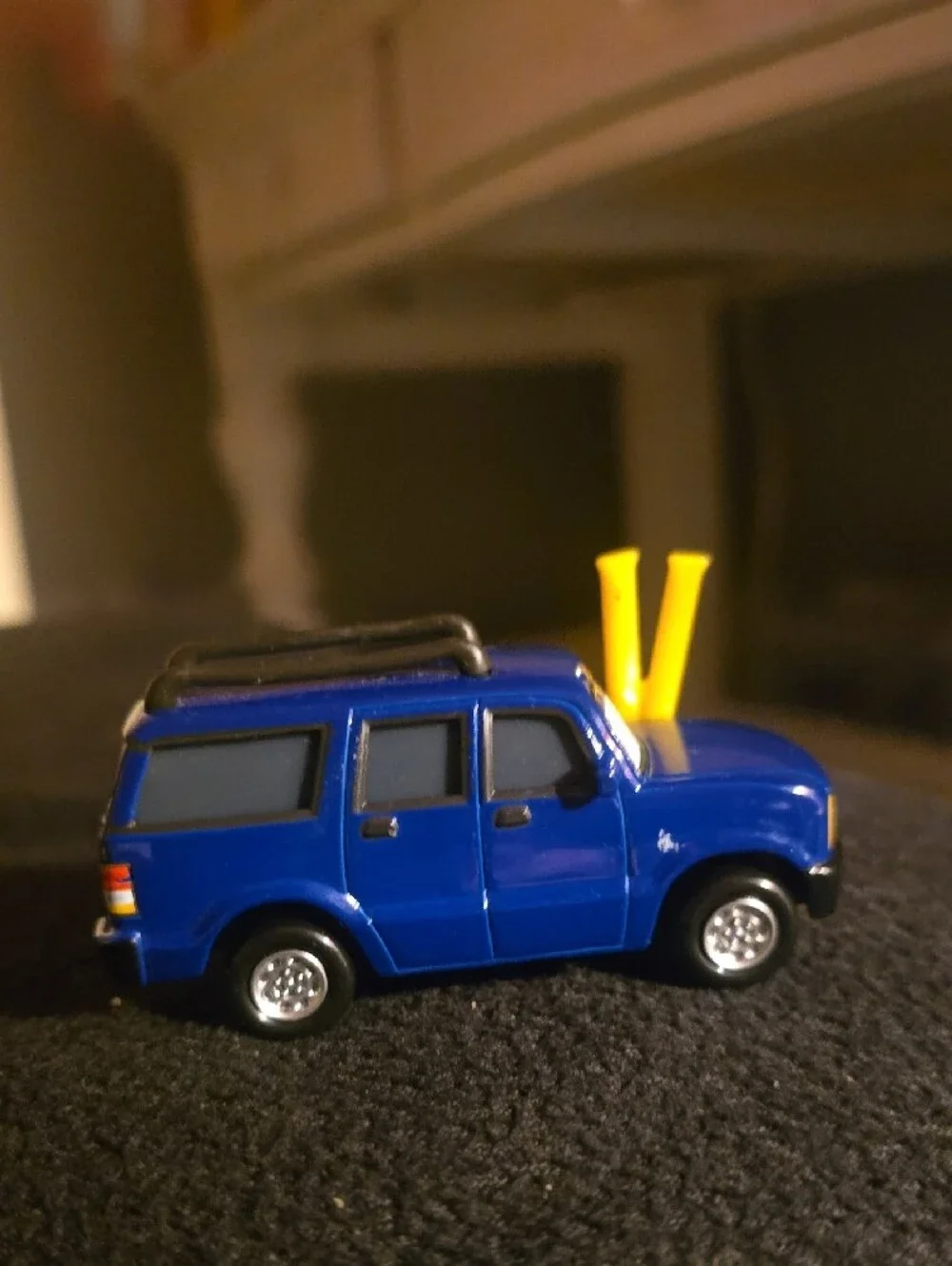 Disney Pixar Cars Clutch Foster 1:55 Diecast Car